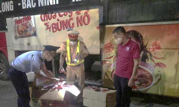 Quảng Ninh: Bắt xe chở cánh gà, thuốc lá điện tử nhập lậu