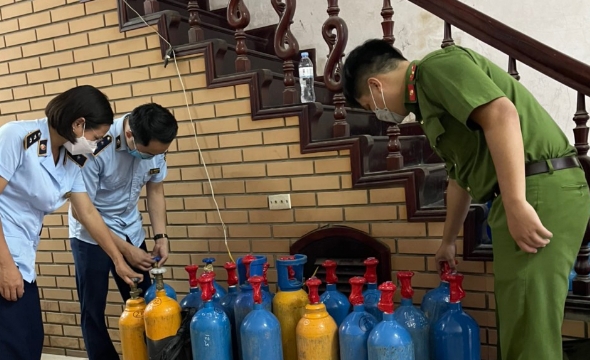 Hà Nội: Thu giữ lượng lớn 'khí cười' trên địa bàn quận Tây Hồ