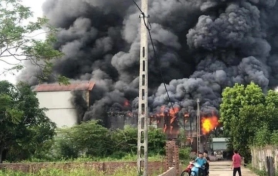 Khẩn trương điều tra nguyên nhân và khắc phục hậu quả vụ cháy xưởng chăn, ga, gối, đệm tại Thanh Oai, Hà Nội