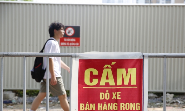 Hà Nội: Dựng hàng loạt rào chắn chống lấn chiếm vỉa hè