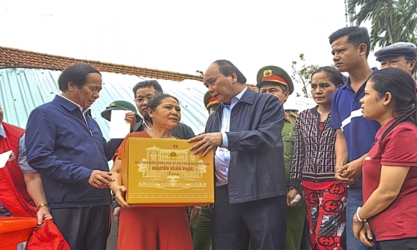 Chủ tịch nước Nguyễn Xuân Phúc thăm và tặng quà người dân Đà Nẵng bị thiệt hại do mưa lũ