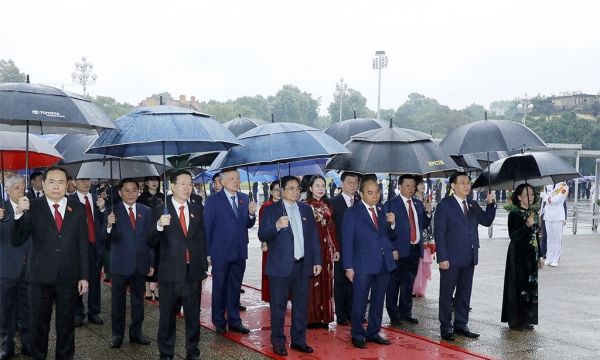 Lãnh đạo Đảng, Nhà nước và các đại biểu Quốc hội vào Lăng viếng Chủ tịch Hồ Chí Minh trước giờ khai mạc Kỳ họp thứ Tư