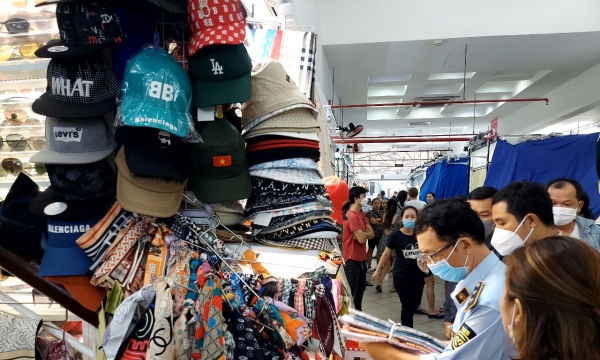 Phát hiện lượng lớn hàng giả, hàng nhái từ “thiên đường mua sắm” Sài Gòn Square