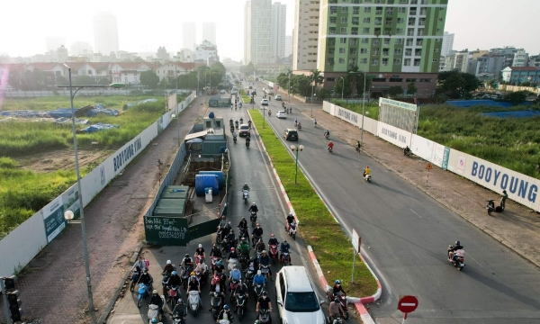 Hà Nội: Hàng loạt lô cốt bỏ hoang trên con đường dài 300m gây ùn tắc giao thông