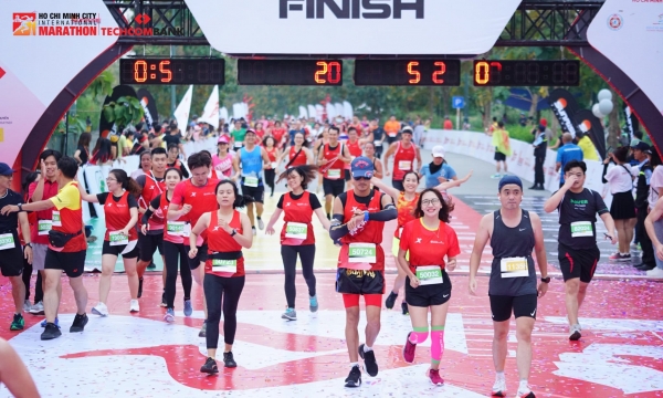 Hơn 12.000 người chạy giải marathon quốc tế Techcombank mùa 5