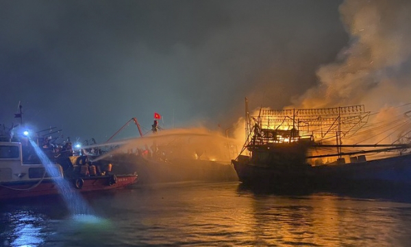 Đà Nẵng: Hai tàu cá bốc cháy khi đang neo đậu trong âu thuyền Thọ Quang