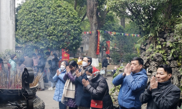 Người dân nô nức đi lễ đầu năm tại 4 ngôi đền thiêng đất kinh thành Thăng Long