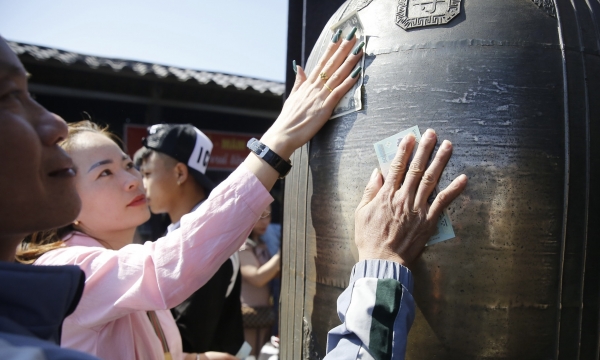 Nhiều người chen nhau chà tiền ở chùa Đồng trên đỉnh Yên Tử