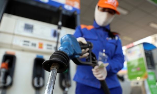 Bộ Công Thương đề xuất điều chỉnh giá xăng dầu hàng tuần, nghỉ lễ vẫn điều hành