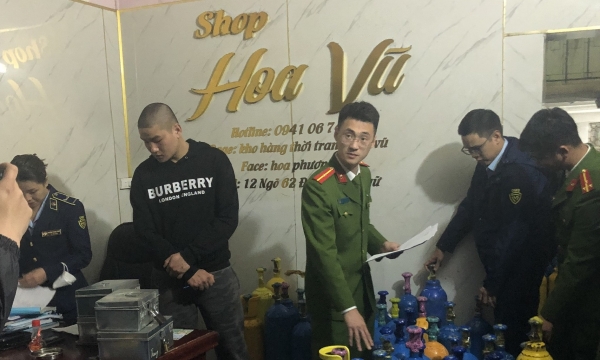 Phát hiện hơn 200 bình khí N2O các loại trong shop thời trang ở Hà Nội