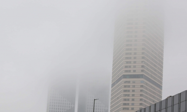 Hà Nội bị bao phủ bởi làn sương mù trắng đục, nhiều nhà cao tầng “biến mất” khỏi tầm nhìn