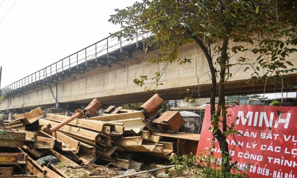 Gầm cầu Thăng Long bị chiếm dụng thành điểm kinh doanh, bãi tập kết tiềm ẩn nguy cơ cháy nổ