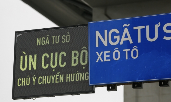 Hà Nội lắp đặt hàng loạt biển báo thông minh nhằm hạn chế tắc đường, xung đột giao thông