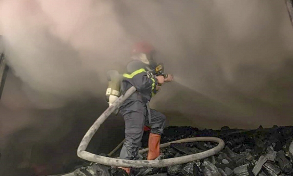Quảng Ngãi: Cháy kho than củi 200 tấn nằm trong khu dân cư