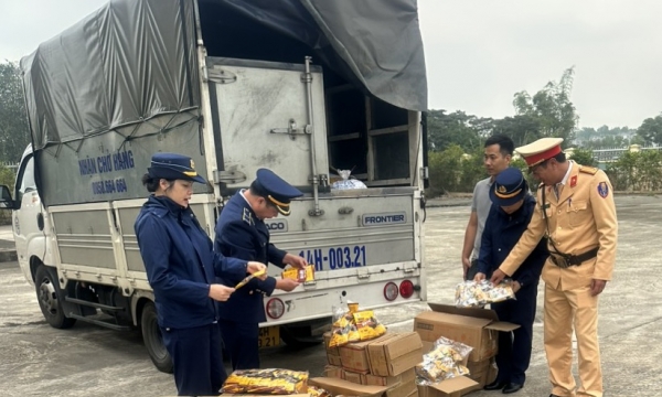 Phát hiện hàng nghìn gói thực phẩm ăn liền nhập lậu cất giấu trong khoang chở hàng xe tải