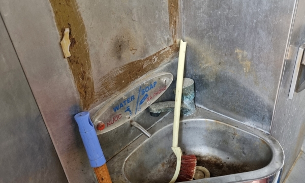 Hà Nội: Nhiều nhà vệ sinh công cộng ô uế, xuống cấp nghiêm trọng