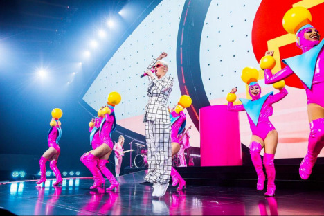 Áo “lồng đèn” của Công Trí được Katy Perry chọn diện tại American Idol 21