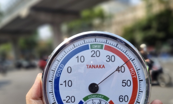 Hà Nội nắng nóng chạm ngưỡng 39 độ C, người dân bịt kín mít khi ra đường