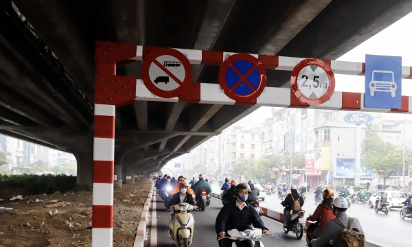 Nhan nhản xe máy đi ngược chiều tại đường Nguyễn Xiển mở rộng trong ngày đầu đưa vào sử dụng