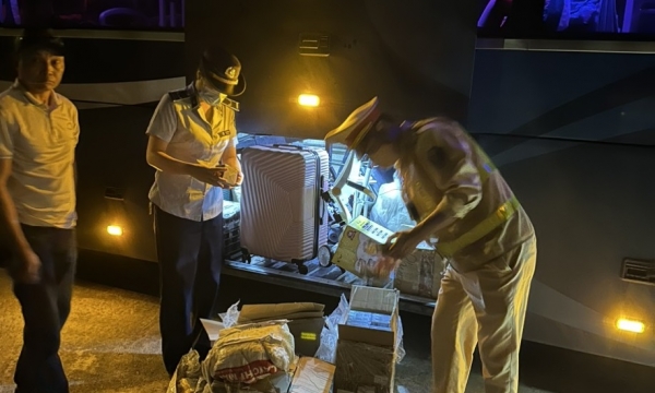 Quảng Ninh: Phát hiện 700 sản phẩm thuốc lá điện tử trên xe chở khách