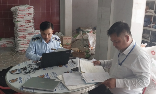Liên tiếp phát hiện cơ sở buôn bán thức ăn chăn nuôi giả tại Tiền Giang