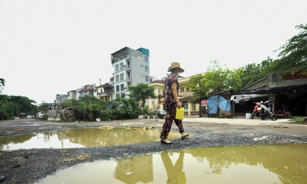 La liệt 'hố bom' tử thần trên “con đường đau khổ” tại Hà Nội