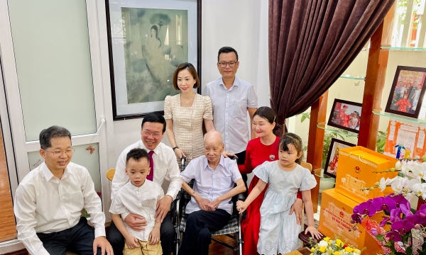 Chủ tịch nước Võ Văn Thưởng thăm gia đình văn hóa tiêu biểu tại Đà Nẵng