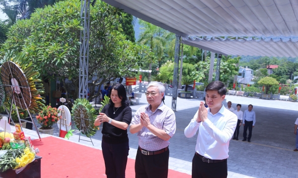 Chi bộ cơ quan Hội Vinastaq  dâng hương tưởng nhớ các Anh hùng Liệt sỹ tại Nghĩa trang Quốc gia Vị Xuyên - Hà Giang