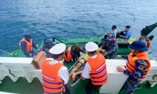 Tàu 464 đưa ngư dân tỉnh Quảng Nam bị bệnh về đảo Trường Sa điều trị