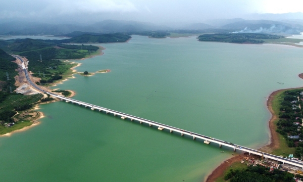 [Video] Cầu vượt hồ đẹp như tranh trị giá 240 tỉ đồng trước ngày thông xe
