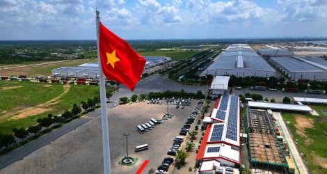 Cột cờ ống thép xác lập kỷ lục cao nhất Đông Dương của Việt Nam trên cảng quốc tế, vật liệu có sức chống chịu hàng trăm năm trước khí hậu khắc nghiệt