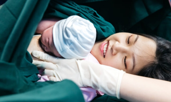 Kỹ thuật “da kề da” – muôn vàn lợi ích cho mẹ và bé
