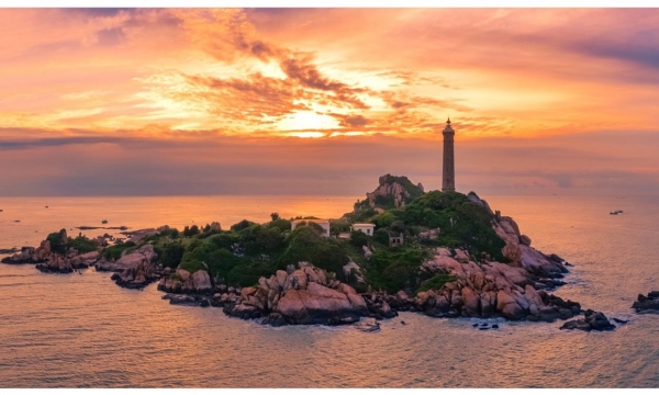 Chiêm ngưỡng ngọn hải đăng 100 tuổi cao nhất, cổ nhất Đông Nam Á của Việt Nam, chứa gần 200 bậc thang xoáy trôn ốc lên đến đỉnh