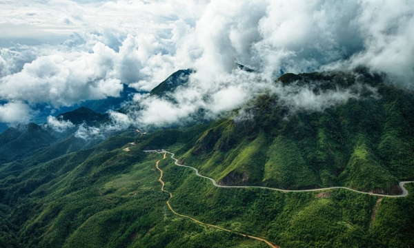 Kỳ vĩ cung đường đèo 'xuyên mây' dài nhất, cao nhất Việt Nam ở độ cao 2.000m, vừa nối liền 2 tỉnh vừa uốn lượn cắt ngang 'nóc nhà' Đông Dương
