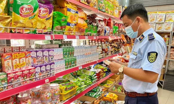 TP. HCM: Tạm giữ hàng trăm sản phẩm thực phẩm không rõ nguồn gốc