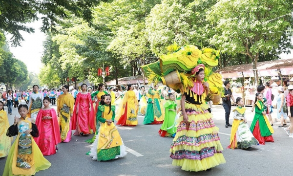 Carnaval Thu Hà Nội rực rỡ sắc màu trên Phố đi bộ Hồ Hoàn Kiếm