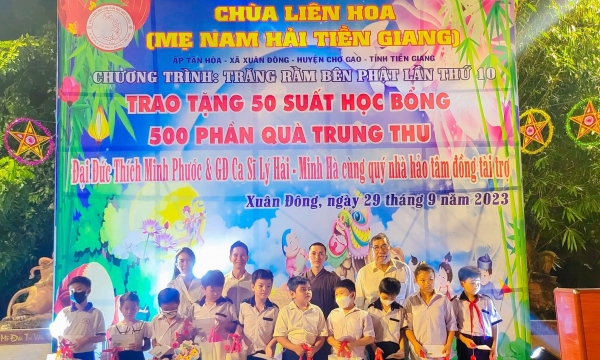 Vợ chồng Lý Hải - Minh Hà trao quà từ thiện ở làng chiếu Định Yên