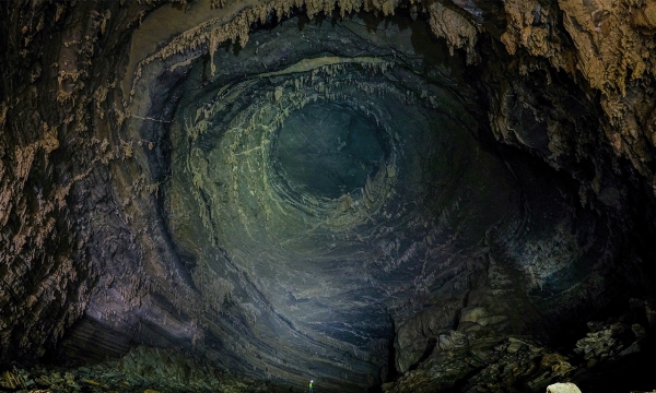Cận cảnh vòng xoáy khổng lồ trong hang động tại Quảng Bình khiến người xem đứng hình, choáng ngợp: “Mắt bão tử thần” hình thành từ vận động kiến tạo trên bề mặt Trái đất