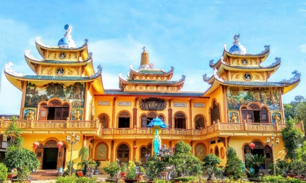 Bên trong ngôi làng có nhiều chùa nhất Việt Nam: Số người tu hành tại gia chiếm hơn 50% dân số, nơi đầu tiên phát kiến con đường trị bệnh thân và tâm có một không hai
