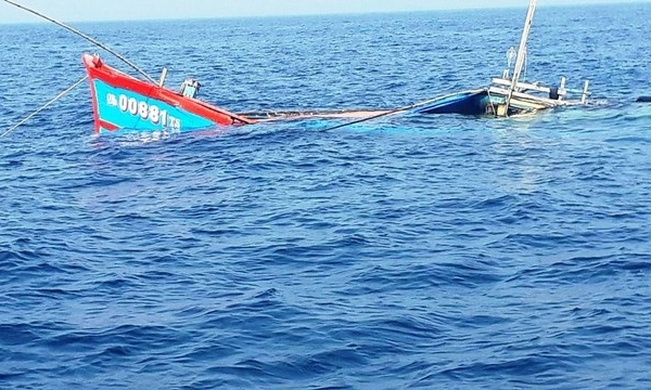 Khẩn trương tìm kiếm, cứu nạn các ngư dân trên 02 tàu cá bị chìm tại khu vực đảo Song Tử Tây