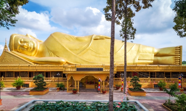Ngôi chùa Khmer dát vàng 600 năm tuổi, chứa một trong những bức tượng Phật nằm ngoài trời lớn nhất Việt Nam