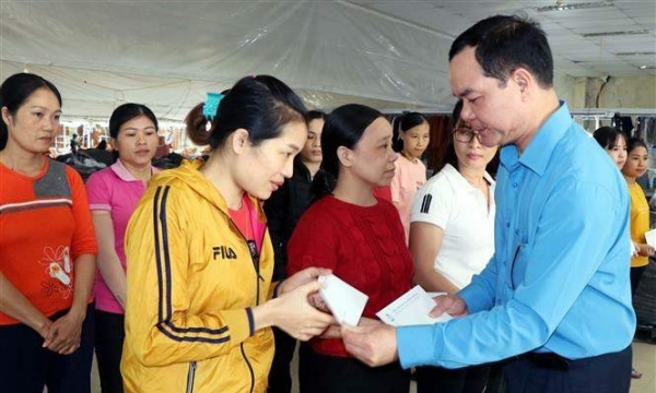Người lao động đón nhận tin vui từ Tổng Liên đoàn Lao động Việt Nam