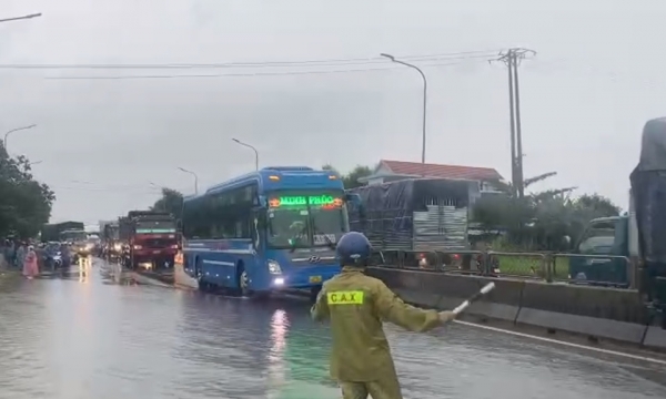 Quảng Ngãi: Mưa lớn ngập Quốc lộ 1, nhiều xe bị chết máy