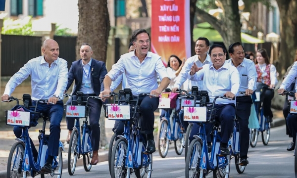 Thủ tướng Hà Lan và Thủ tướng Việt Nam đạp xe thưởng lãm sắc thu Hà Nội