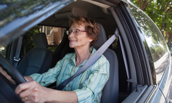 Người trên 60 tuổi được phép điều khiển các loại phương tiện giao thông nào?