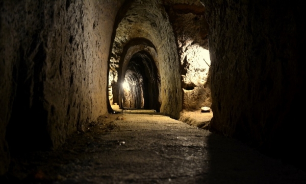 Nơi dưới lòng đất Việt Nam được mệnh danh “huyền thoại trong lòng đất lửa” với chiều dài đường hầm 1.060m, là chỗ trú ngụ khỏi đạn bom cho hơn 600 người trong 2.000 ngày đêm