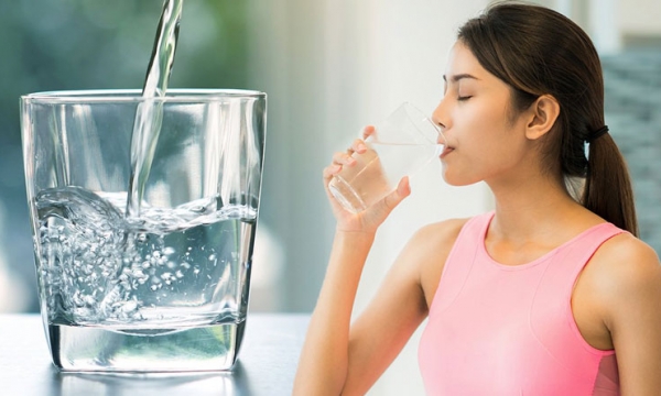 Uống nước khi bụng đói vào buổi sáng có hại hơn bỏ bữa sáng, bác sĩ mách 5 mẹo tốt cho sức khoẻ nên làm sau khi thức dậy
