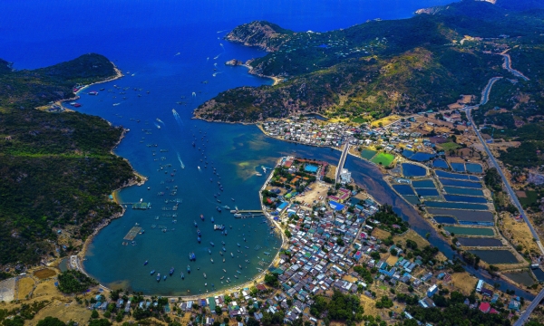 Tỉnh Duyên hải miền Trung Việt Nam sẽ có cảng biển tổng hợp quốc gia, du lịch trở thành ngành kinh tế mũi nhọn, là một trong bốn ngư trường lớn và giàu hải sản nhất cả nước