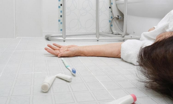 Người đàn ông 51 tuổi bị nhồi máu não khi đang tắm và không may qua đời: Bác sĩ đưa ra 4 lời khuyên khi tắm cần thay đổi càng sớm càng tốt