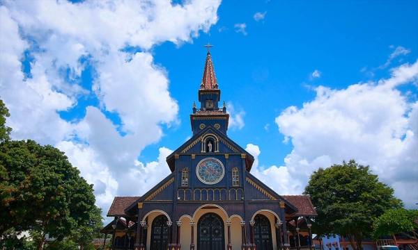 Nhà thờ gỗ trăm tuổi đẹp nhất Tây Nguyên rộng 700m2, là kiệt tác kiến trúc gỗ mang phong cách Basilica duy nhất còn tồn tại trên thế giới